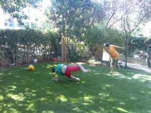 ילדים משחקים על דשא סינטטי